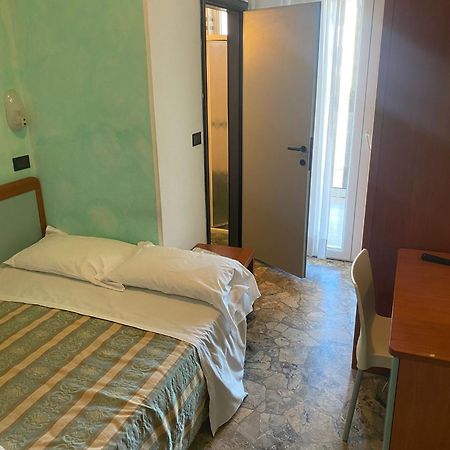 Hotel Vernel Rimini Bagian luar foto