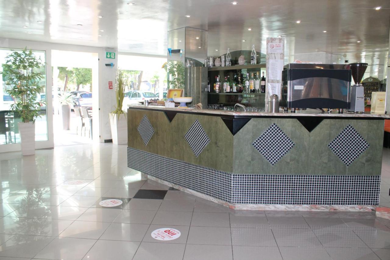 Hotel Vernel Rimini Bagian luar foto