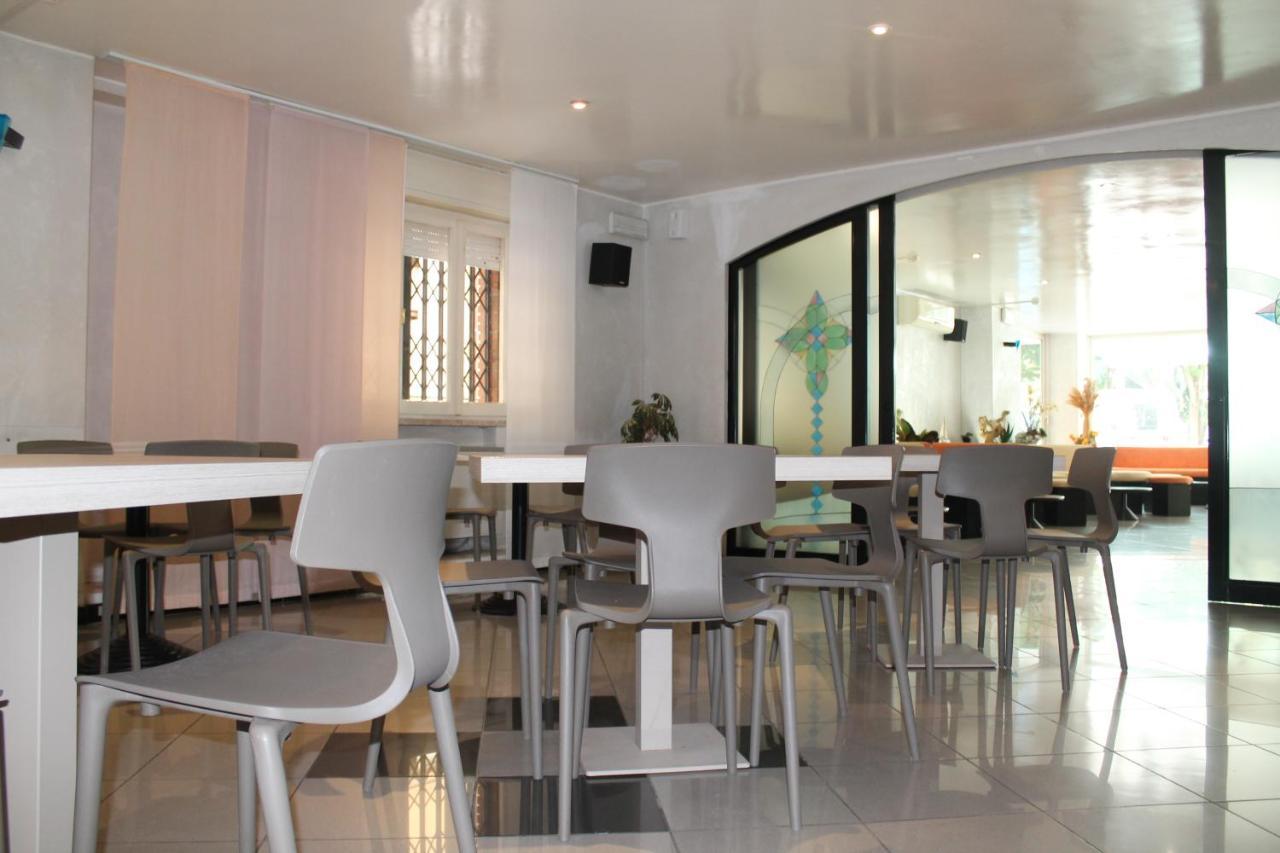 Hotel Vernel Rimini Bagian luar foto