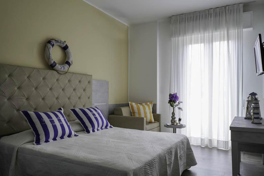 Hotel Vernel Rimini Bagian luar foto