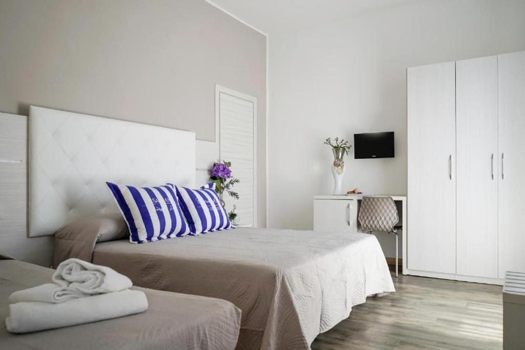 Hotel Vernel Rimini Bagian luar foto