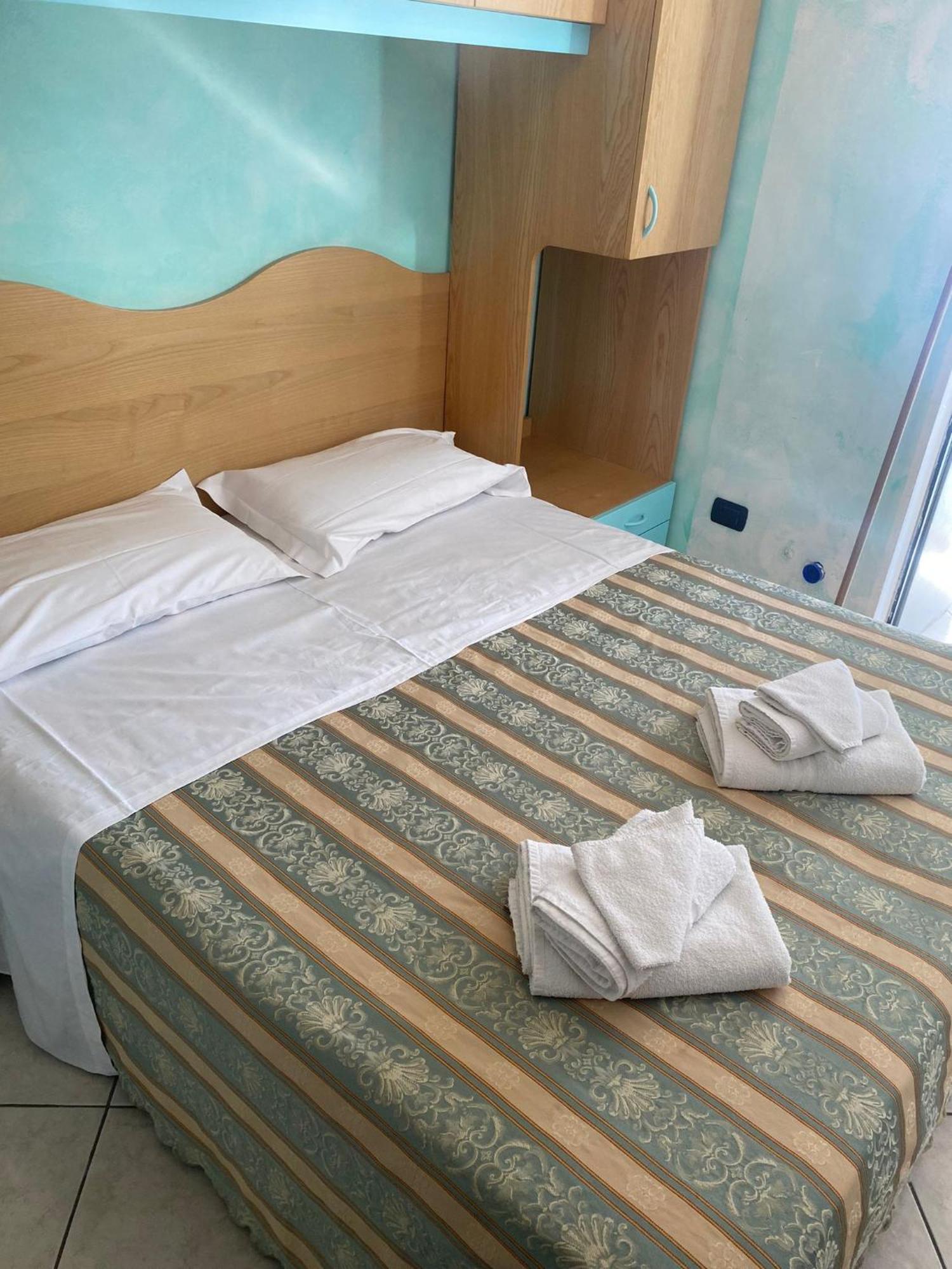 Hotel Vernel Rimini Bagian luar foto