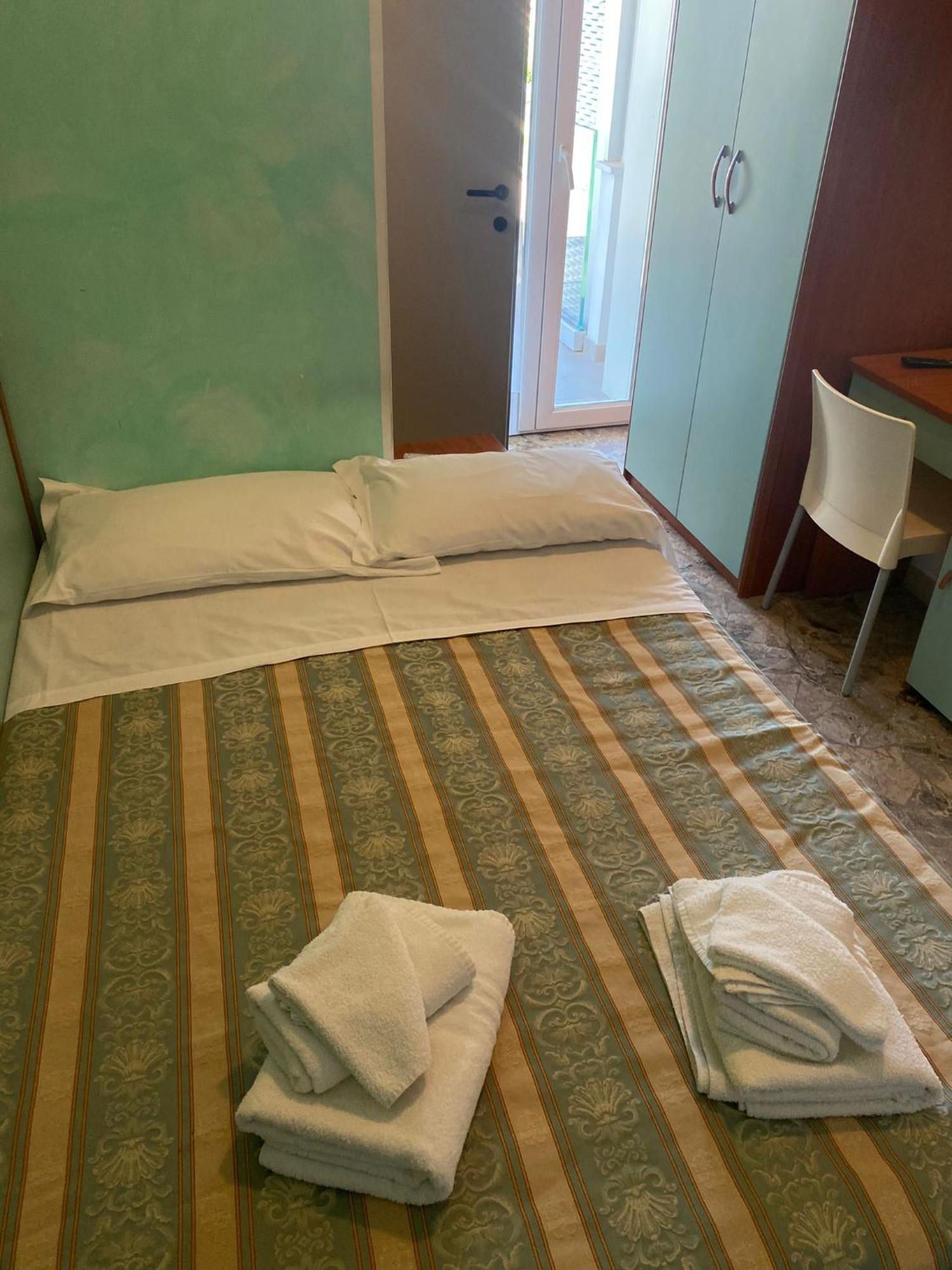 Hotel Vernel Rimini Bagian luar foto