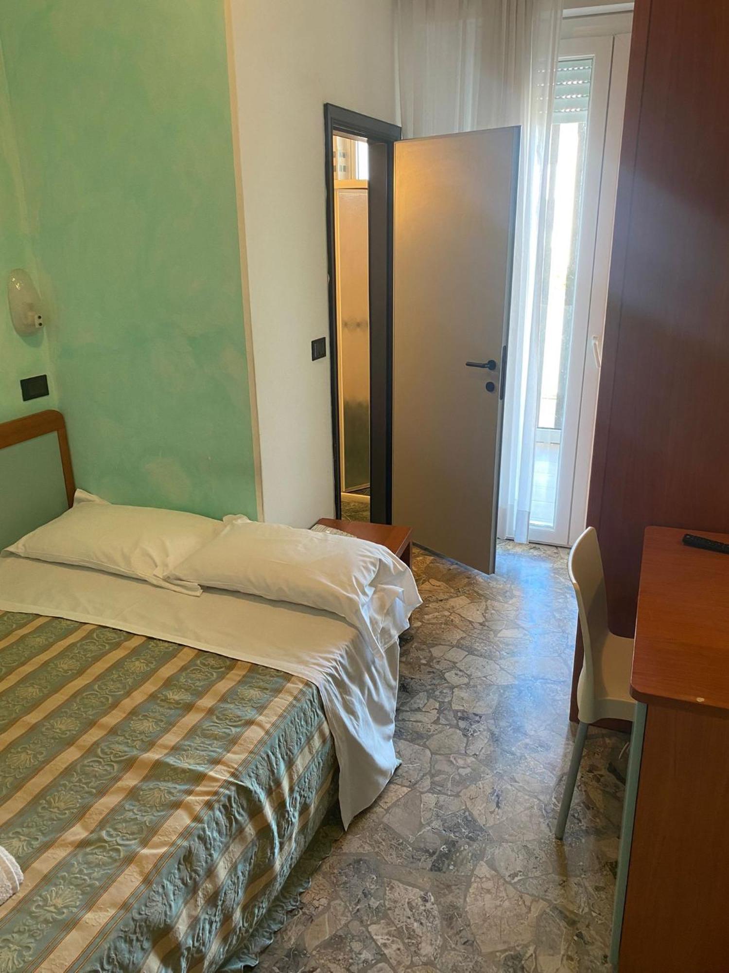 Hotel Vernel Rimini Bagian luar foto