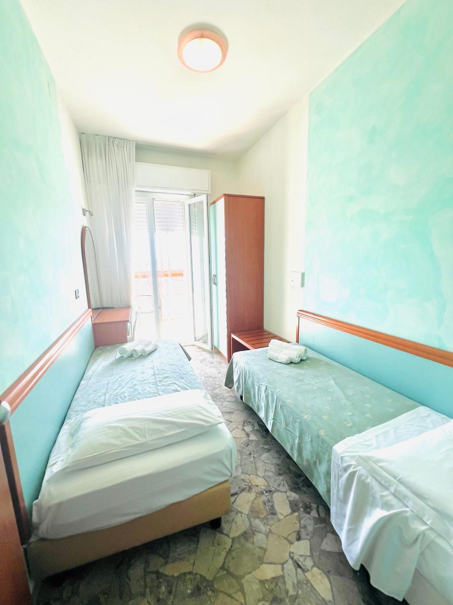 Hotel Vernel Rimini Bagian luar foto