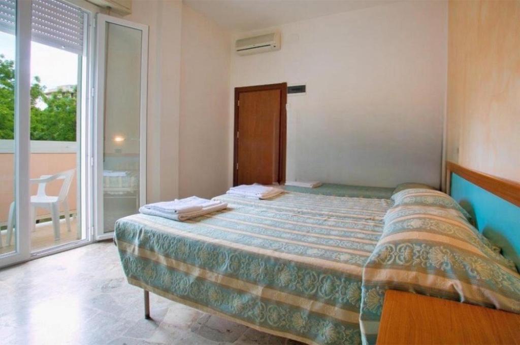 Hotel Vernel Rimini Bagian luar foto