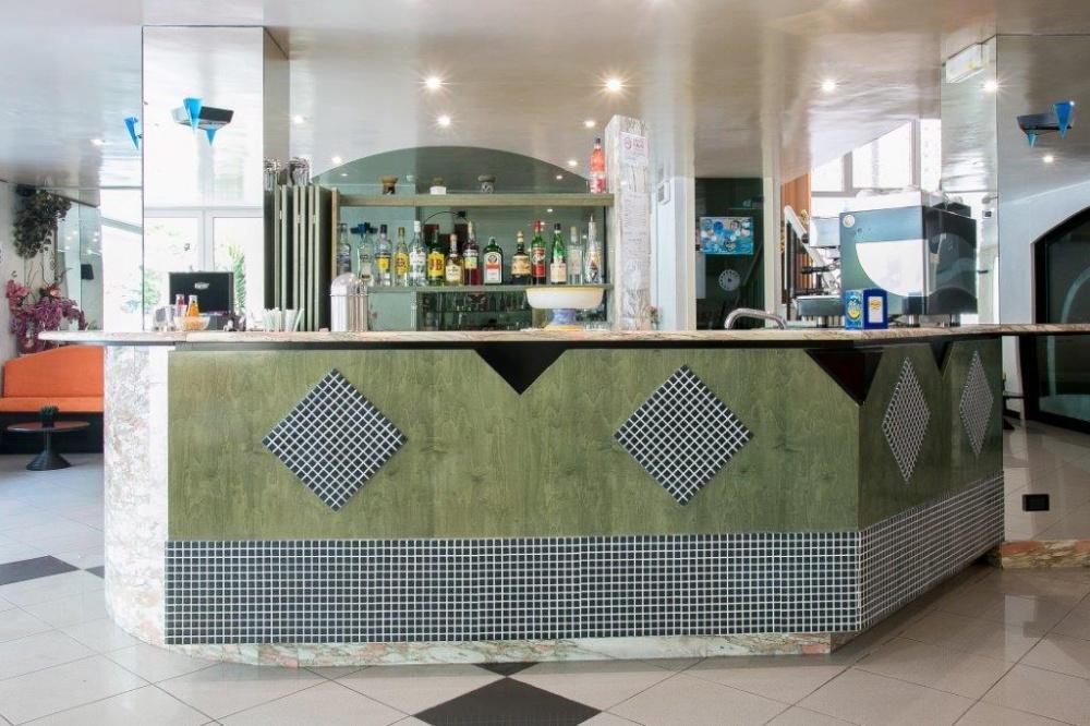 Hotel Vernel Rimini Bagian luar foto