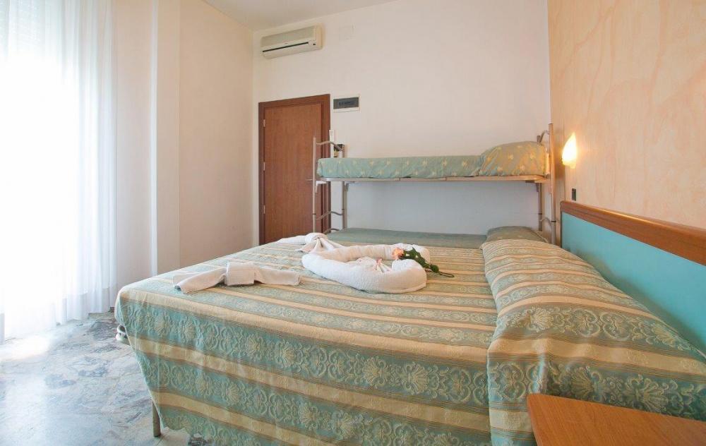Hotel Vernel Rimini Bagian luar foto
