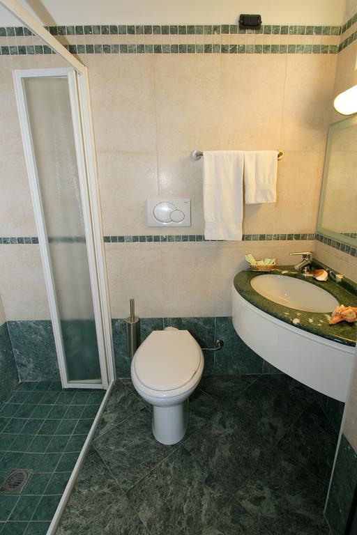 Hotel Vernel Rimini Bagian luar foto