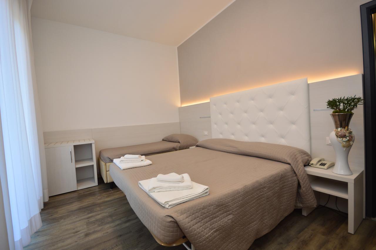 Hotel Vernel Rimini Bagian luar foto