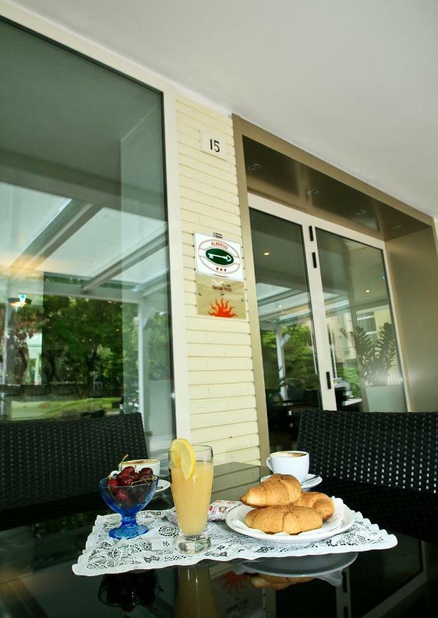Hotel Vernel Rimini Bagian luar foto