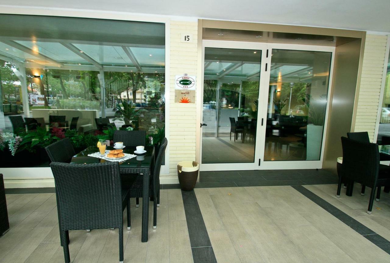 Hotel Vernel Rimini Bagian luar foto