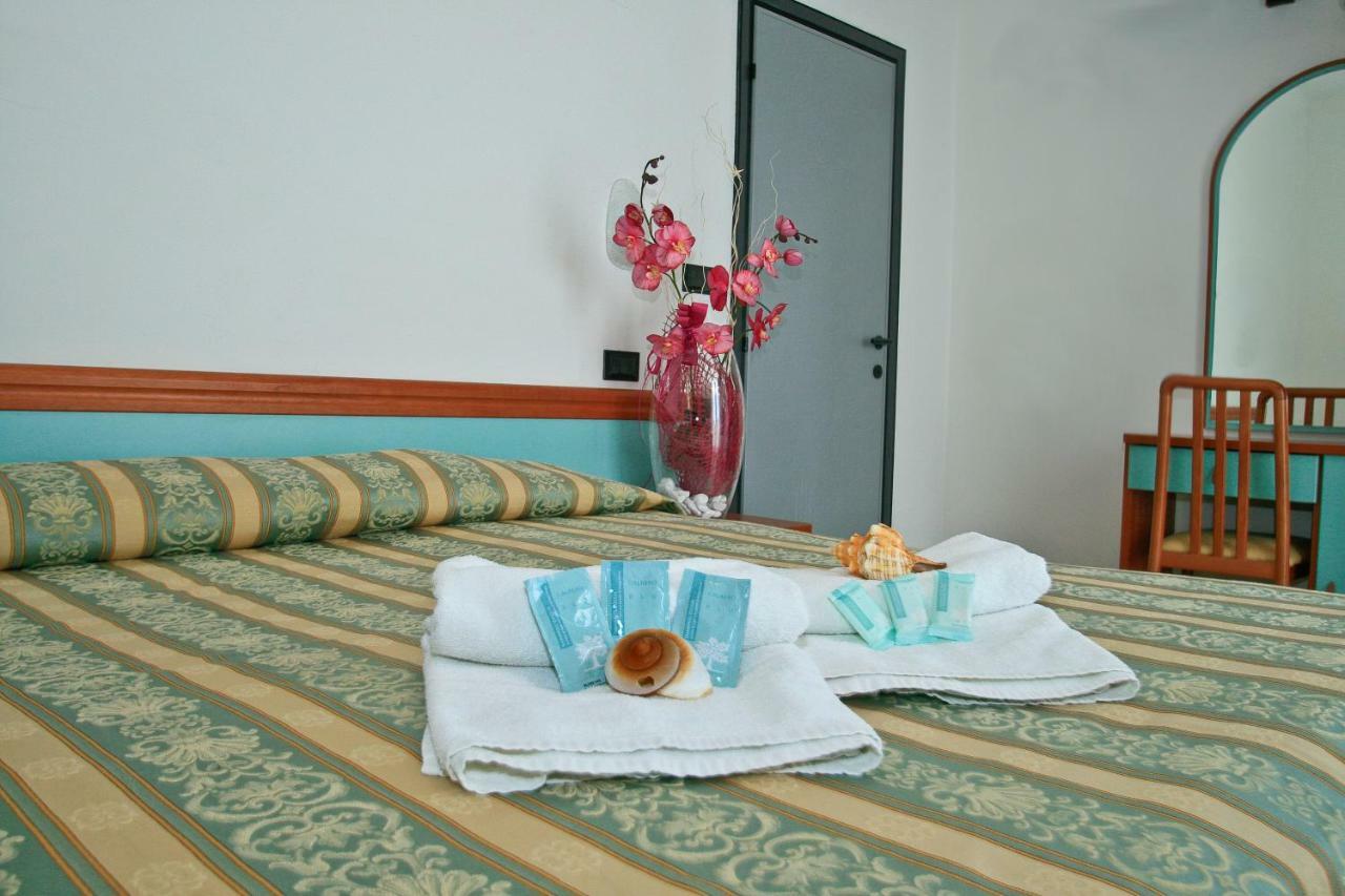 Hotel Vernel Rimini Bagian luar foto