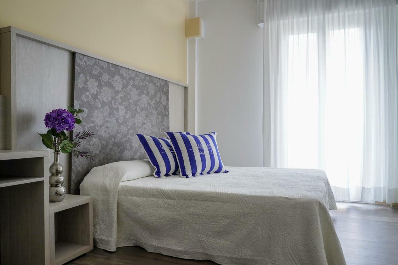 Hotel Vernel Rimini Bagian luar foto