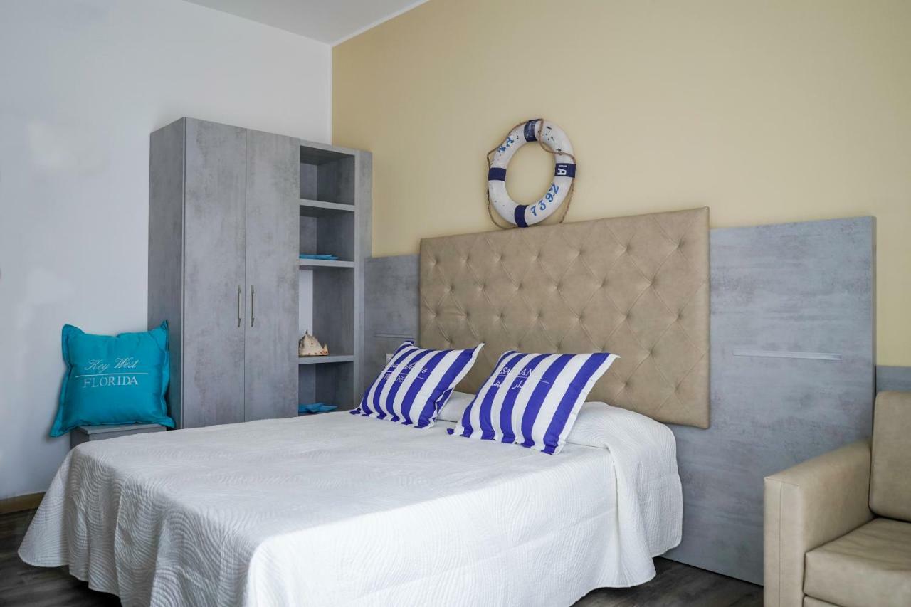 Hotel Vernel Rimini Bagian luar foto