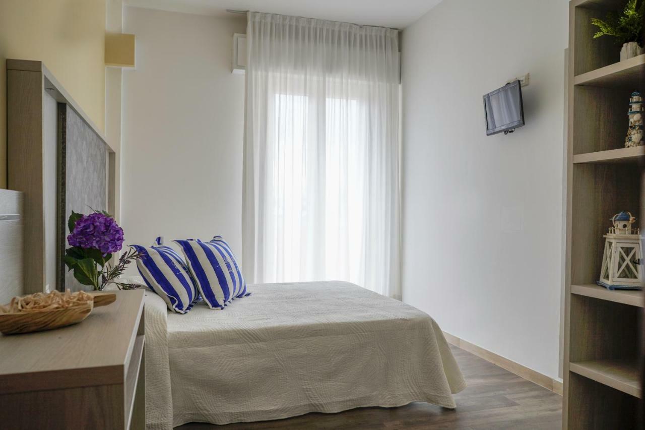 Hotel Vernel Rimini Bagian luar foto