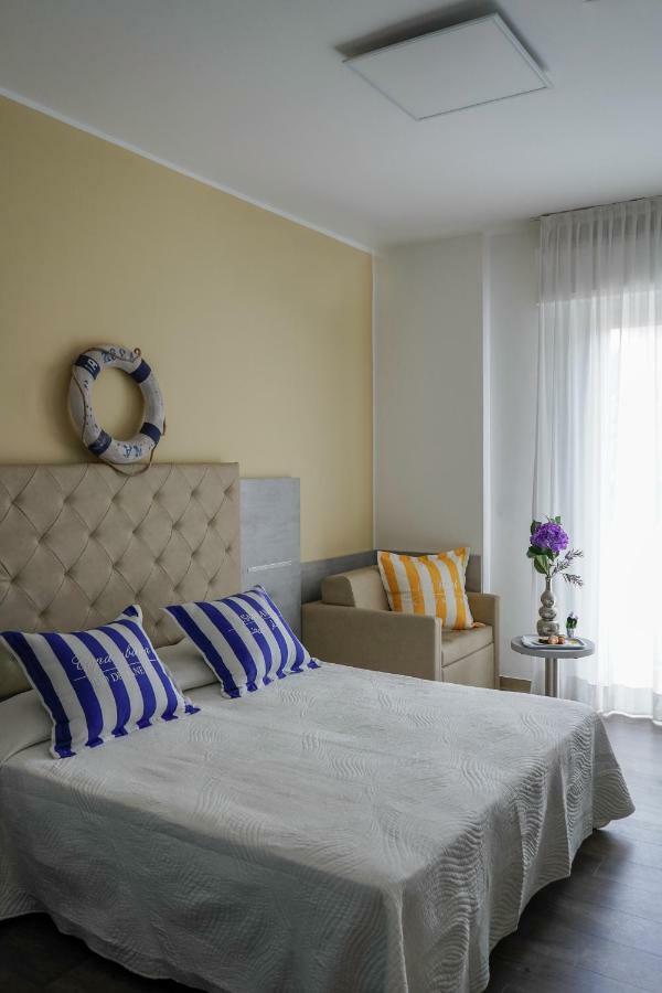 Hotel Vernel Rimini Bagian luar foto
